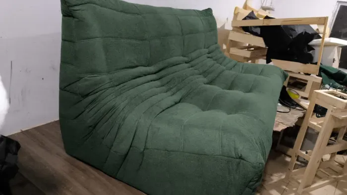 Sofá Togo 3 Lugares e Puff 80 x 80 Tecido Boucle Verde Pronta Entrega 