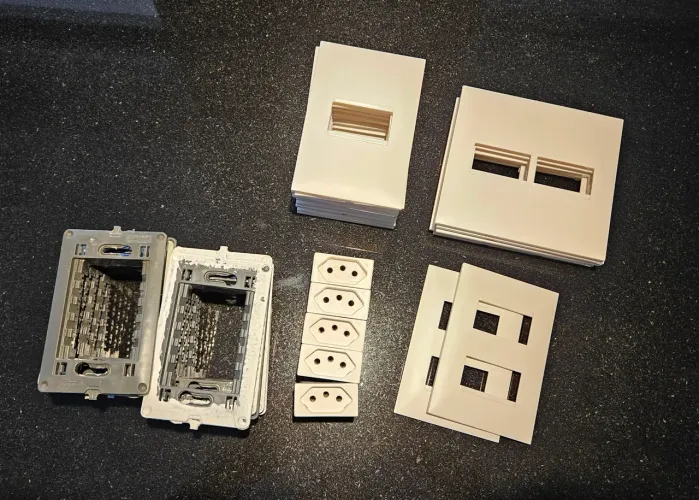 Kit Suportes, Placas Brancas, Tomadas Simples 10A Legrand PIAL Plus