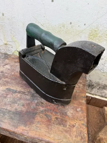 Ferro boca quadrada antigo