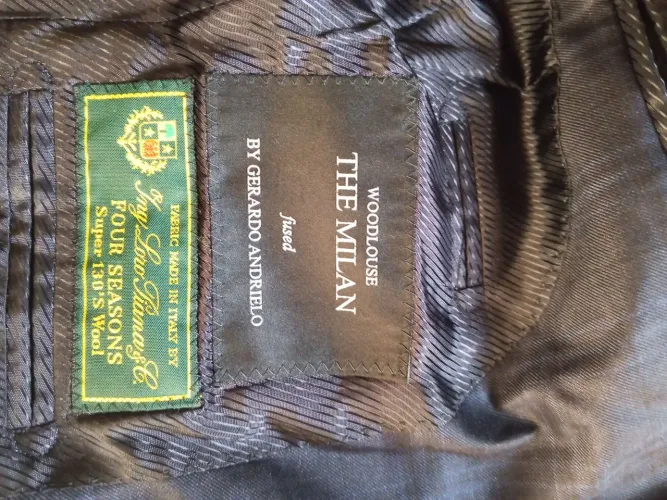 Blazer e calça social azul marinho com listra branca