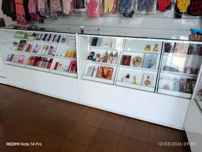 Móveis de loja de roupas e celular