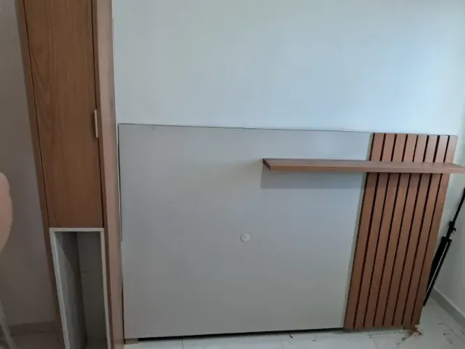 Painel de TV suspenso com armário integrado,