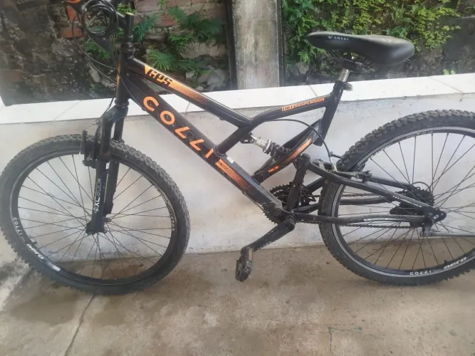 Uma bicicleta de marcha aro 26