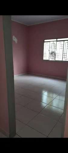 Aluga-se apartamento com dois quartos. Sala cozinha americana.Murado. Portão eletrônico.