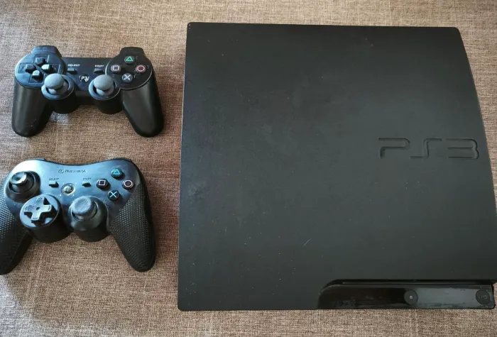 PS3 Slim 150GB com 2 controles e 11 jogos