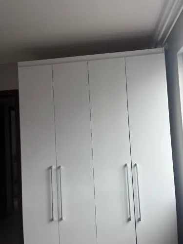 Guarda-roupas branco