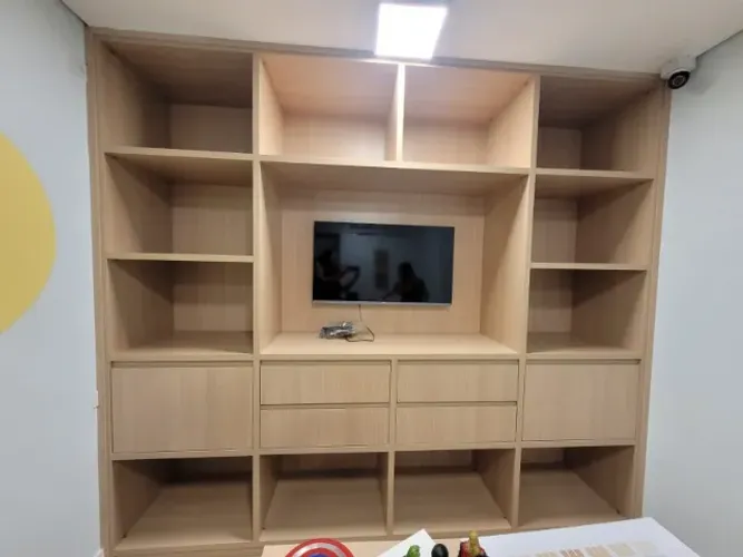 ARMÁRIO EM MARCENARIA COM NICHOS - COR MEL - 2,79 x 2,49 x 0,5 m