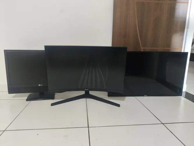 2 tvs e 1 monitor ATENÇÃO estão com defeito