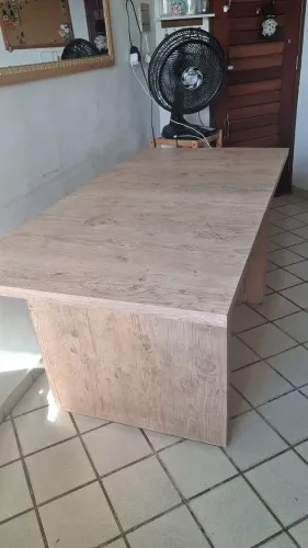 Mesa de madeira grande, pesada e estável