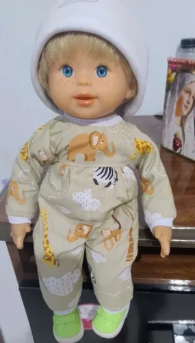 Boneca menino bilíngue fala palavras