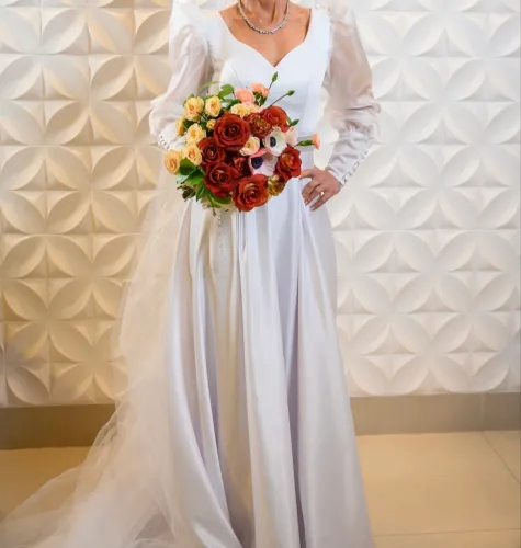Vestido de noiva lindíssimo e véu com a borda toda de renda incluso