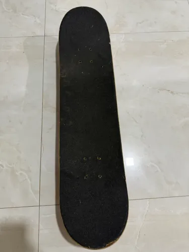Vende se um skate com kit de proteção