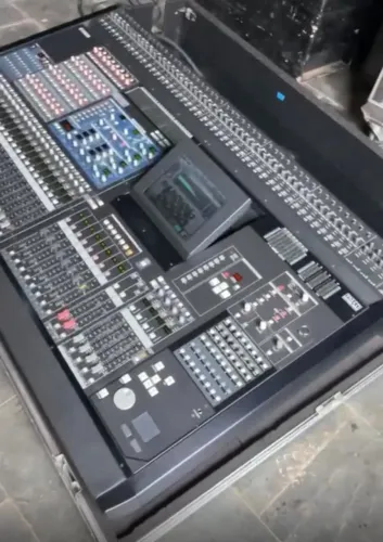 Yamaha PM5D Standard com case e 2 fontes