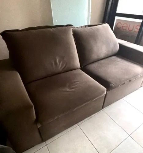 Sofá de suede marrom