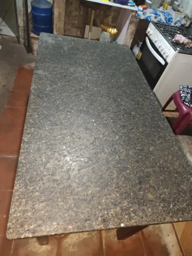 Mesa de Granito Maciço com Estrutura em Madeira Maciça