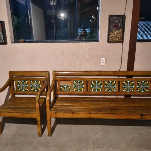 Conjunto de banco e poltronas de madeira