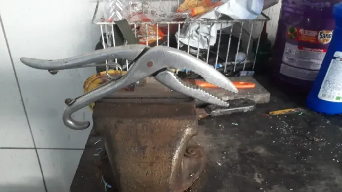 Alicate pega peixe, de otimo material duravel antigo segura até 12 kilo