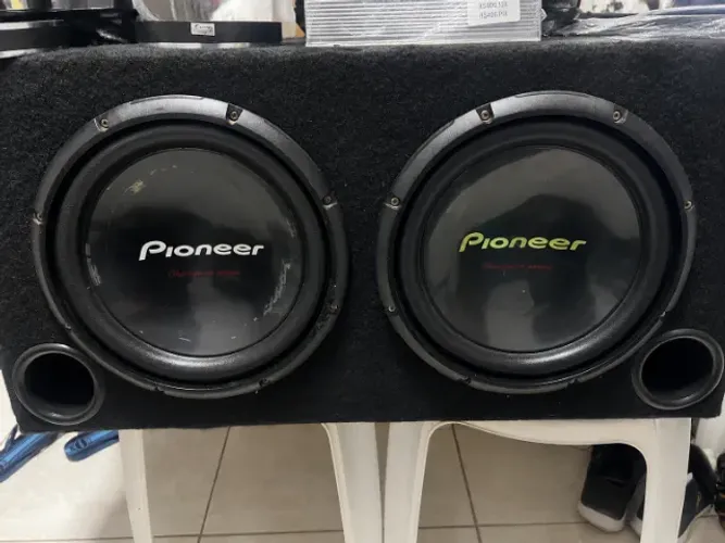 2 Subs Pioneer 1400 watts na caixa litrada