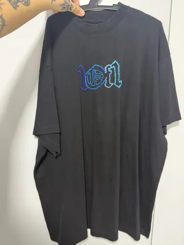 Blusa oversized 1of1 preta com escrita azul, tamanho 3G