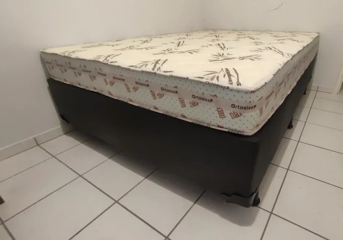 Cama com colchão d, 33