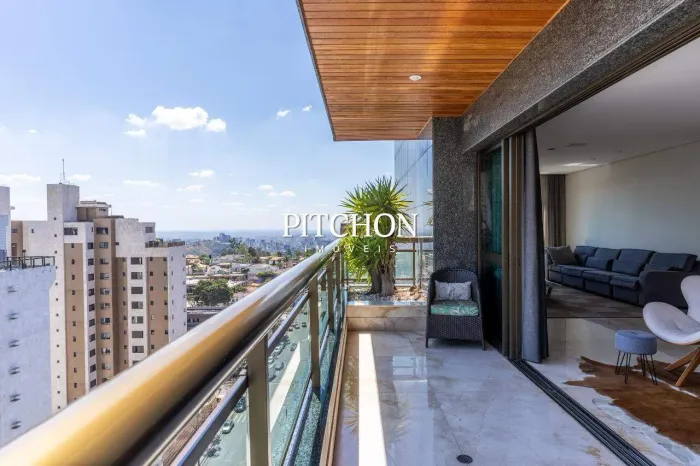 Cobertura à venda com área de 430 m² e 4 quartos, sendo 3 suítes no Bairro Belvedere