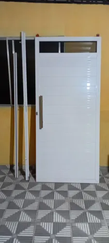 Portão de alumínio branco de corre medindo 2.2 de comprimento e 90 de largura