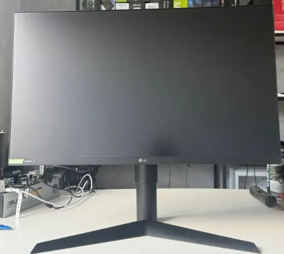 Monitor Gamer LG, 27" Full HD, 240Hz, 1ms, IPS, DisplayPort, HDMI, USB, HDR10