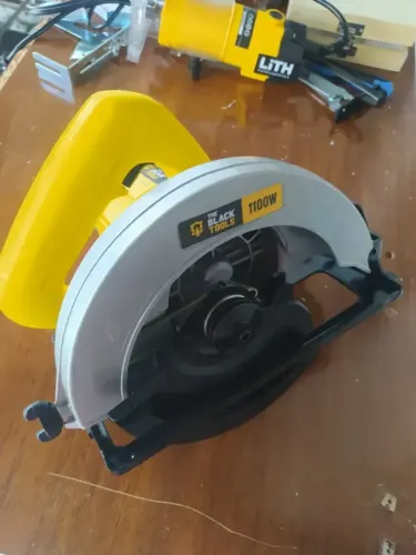 POTÊNCIA E PRECISÃO - Serra Circular com motor de 1.1 kW e 4800RPM para cortes rápidos e e