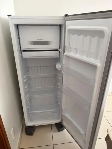 Geladeira, poucos meses de uso