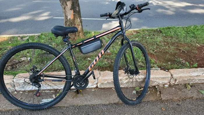Uma bicicleta semi novo com dois bag de entregador