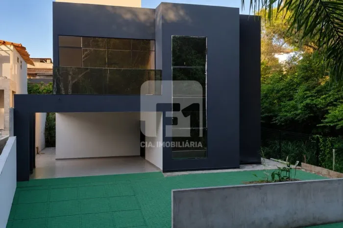 Casa de 4 dormitórois em condomínio no Rio Tavares
