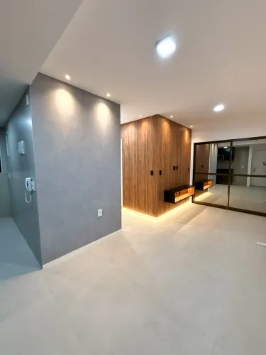 Apartamento 2/4 com móveis fixos