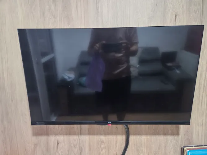 Televisão HQ 32 Pol ótimo estado, só não tenho os pezinhos mais. Acompanha suporte.