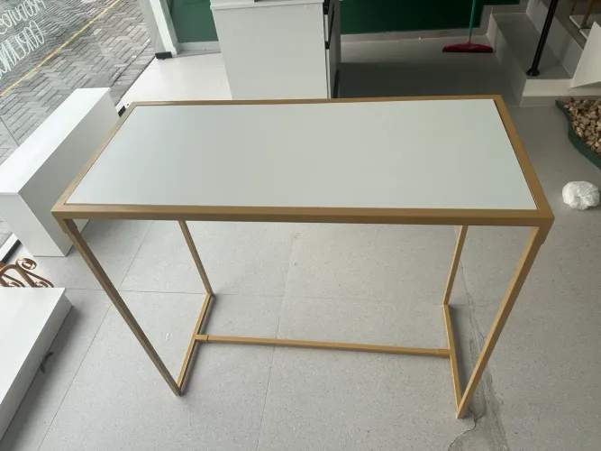 Mesa de centro para loja com cabideiro