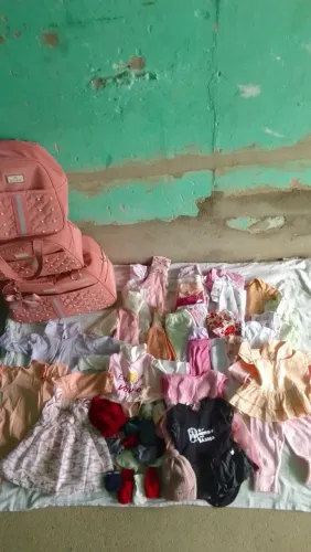Roupinhas de bebe com bolsa tudo por bem conservado por apena 100