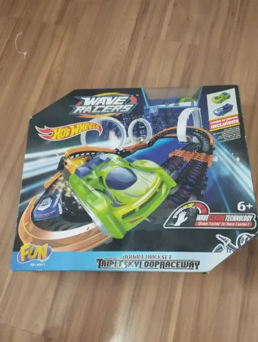 Pista Hot Wheels Wave Racers triper, com dois carros ativos por sensor.