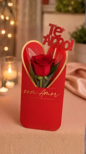 Kit Te Amo - Cartão com uma rosa colombiana, e uma plaquinha eu te amo.