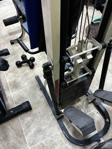 Aparelho de musculação multifuncional.