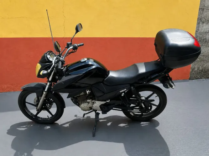 Vendo Moto Fazer 150 + capacete + Baú 