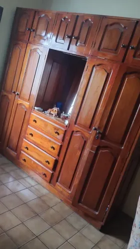 Guarda roupa em mogno.