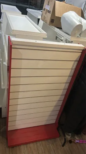 Gôndola de Chão Dupla Face com Painel Canaletado - MDF Vermelho