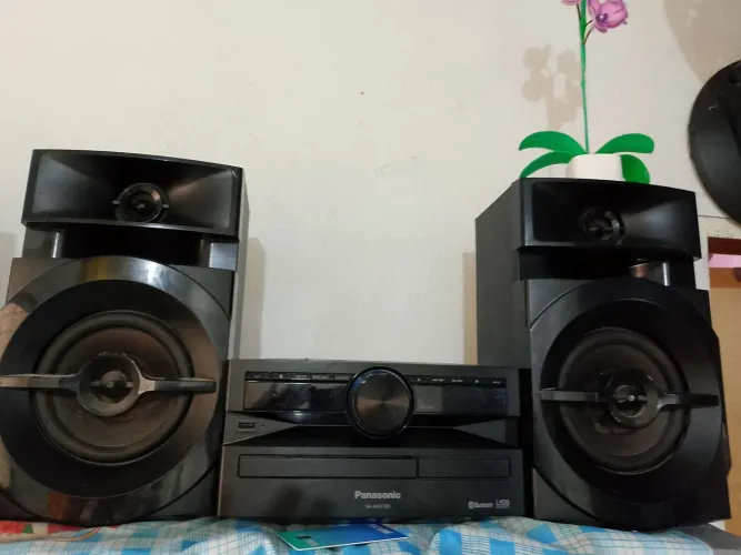 Vendo um microondas e som da Panasonic.