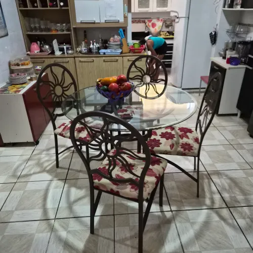 Jogo de mesa e 4 cadeiras R$ 1.200 