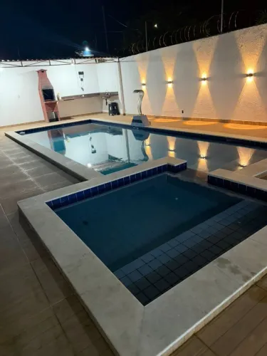 Salão de festas com piscina