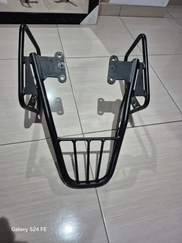 Suporte com afastador de alforges para cb300