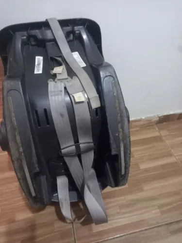 Vendo uma cadeira de criança viajar no carro