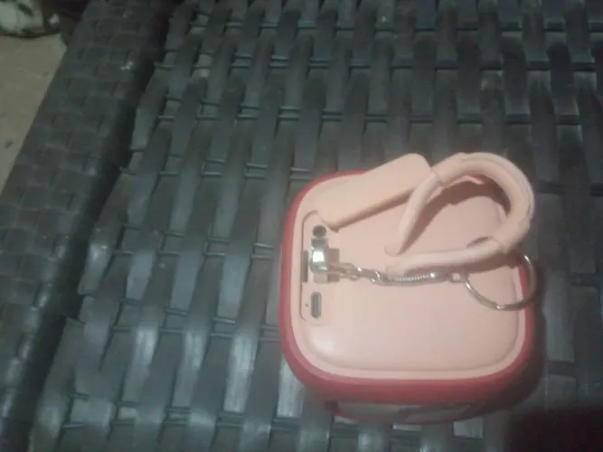 Vendo caixinha com pen-drive novo virgem 64 gigas