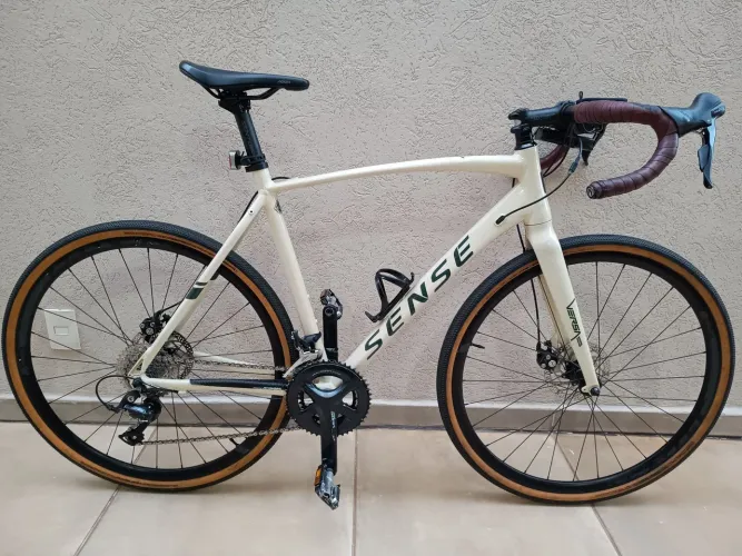 SENSE VERSA COMP., 55, fechada em SHIMANO SORA, TUBELESS, Estudo troca por SPEED.