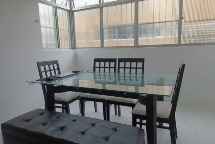 Mesa com tampo de vidro + 3 cadeiras