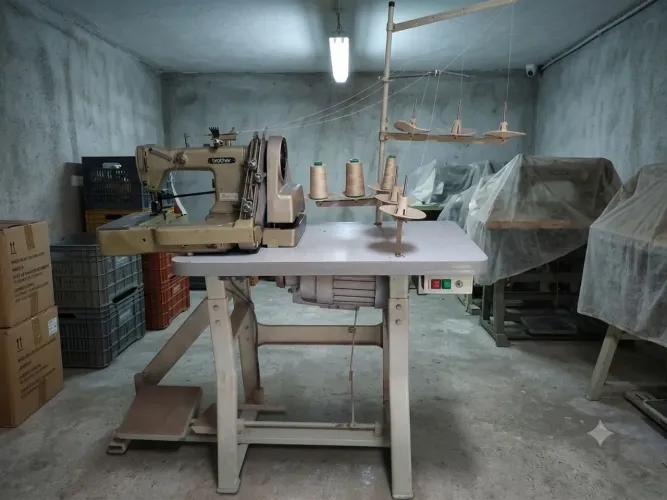 Máquina de Costura Industrial Fechadeira de Braço Brother (3 Agulhas)